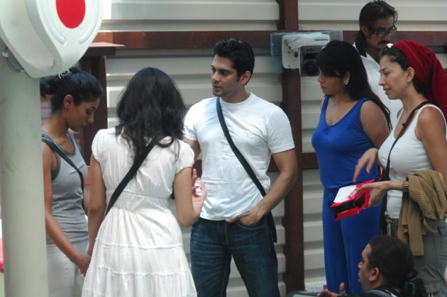 Amar Upadhyay Shares Information with Mahek