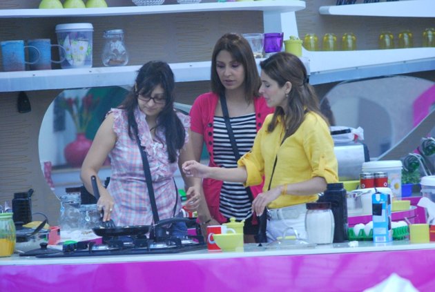 Juhi-Parmar-and-Raageshwari-make-breakfast-for-Pooja-Mishra