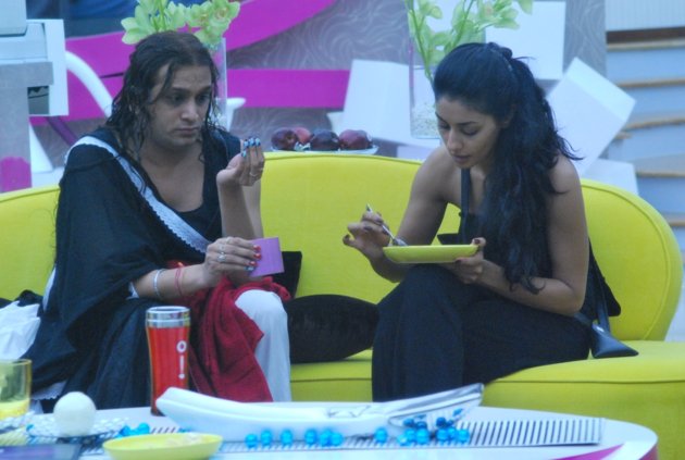 Laxmi-Tripathi-and-Mahek-Chahel-chatting-over-breakfast