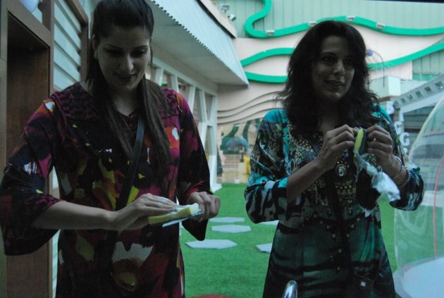 Sonika-Kaaliraman-and-Pooja-Bedi-doing-dishes