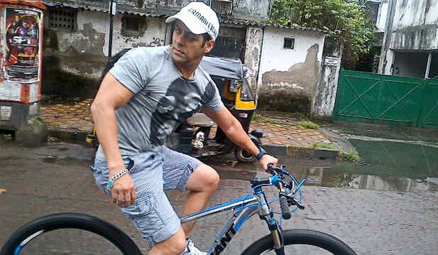 salman using cycle